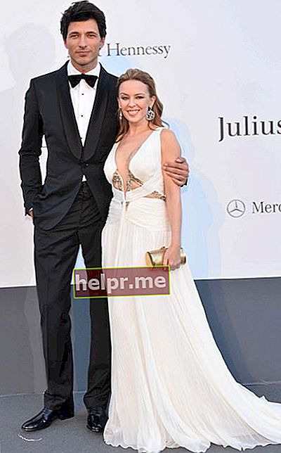 Kylie Minogue și Andres Velencoso în Roberto Cavalli la Gala amfAR 2013 de la Cannes.