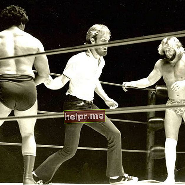 Randy Savage (derecha) enfrentando al ex luchador Roberto Soto en un combate que se llevó a cabo en Macon, GA