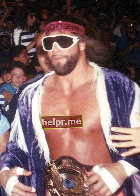 Luchador profesional Randy 'Macho Man' Savage, vistiendo el Campeonato de la WWF y corriendo hacia el ring