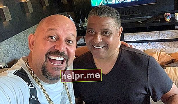 Stevie B (dreapta) așa cum se vede într-un selfie cu J. Oliver în mai 2019