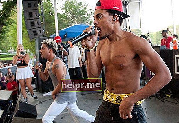 Chance the Rapper sin camisa y Vic Mensa actuando en Lollapalooza Day 2 en 2014