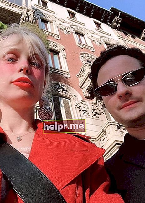Petite Meller na nakikita habang nakikipag-selfie kasama si Manuel Sinopoli sa Milan, Italy noong Pebrero 2019