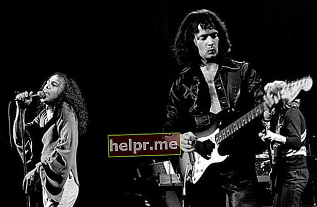 Ronnie James Dio (stânga) și Ritchie Blackmore sunt fotografiați în timp ce cântau cu „Rainbow” la Chateau Neuf din Oslo, Norvegia în septembrie 1977