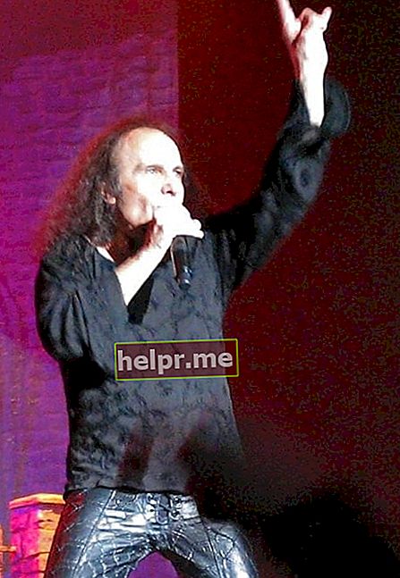Ronnie James Dio a fost văzut în timp ce flutura „semnul coarnelor” la concertul „Heaven and Hell” din noiembrie 2007