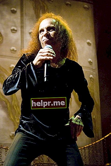 Ronnie James Dio este văzut în timp ce cânta cu „Heaven and Hell” la Charter One Pavilion din Chicago în 2009