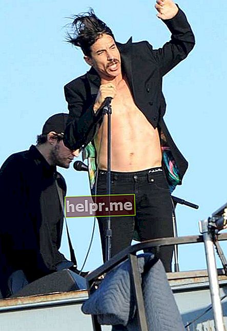 Anthony Kiedis și Josh Klinghoffer (fundal) în timpul unui concert Red Hot Chili Peppers în iulie 2011