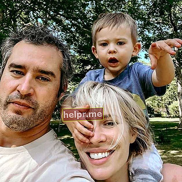 Natasha a pozat pentru un selfie cu soțul Matthew Robinson și fiul său Solomon Dylan în iulie 2019