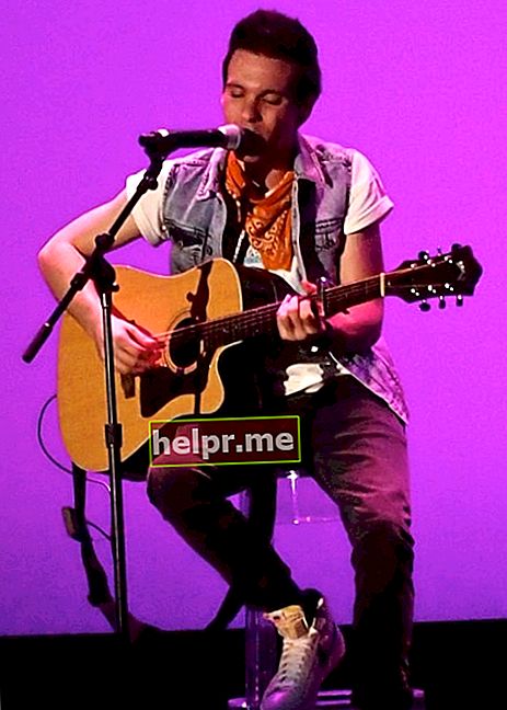 Matthew Koma a fost văzut în timp ce cânta în septembrie 2012