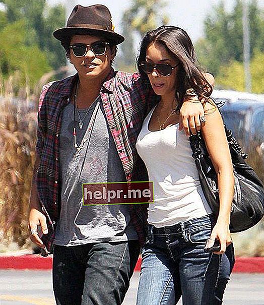 Bruno Mars con su novia modelo puertorriqueña Jessica Caban