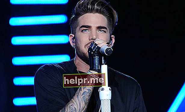 Adam Lambert cantando