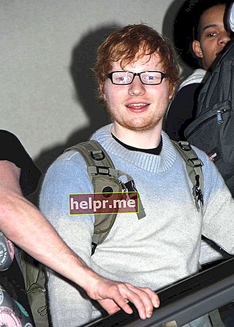 Ed Sheeran con gafas