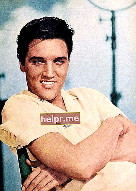Elvis Presley pe vremea când era pe punctul de a intra în armată în 1958