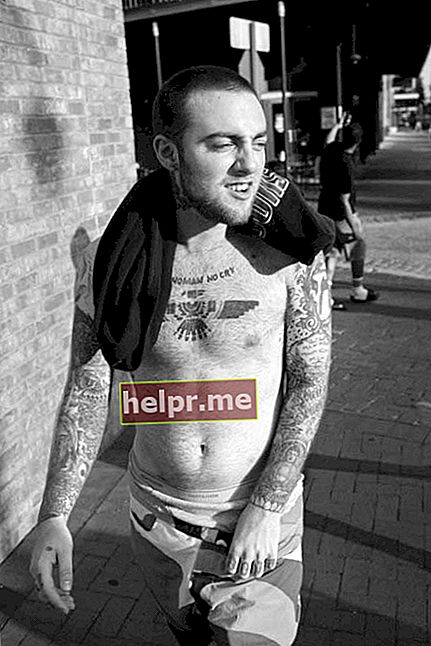 Mac Miller fără cămașă prezintă colecția de tatuaje ale corpului său într-o sesiune foto din 2014