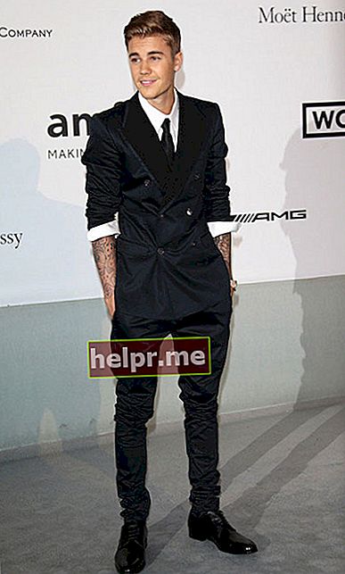 Justin Bieber își trage mânecile pe costumul Dolce & Gabbana.