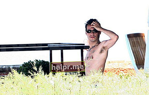 Marc Anthony sin camisa mientras estaba de vacaciones en Italia en 2009