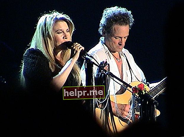 Stevie Nicks y Lindsey Buckingham actuando en Oberhausen en Alemania en 2003