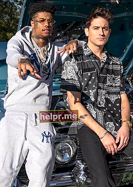 Blueface (Stânga) așa cum se vede în timp ce poza pentru o fotografie cu rapperul G-Eazy în februarie 2019