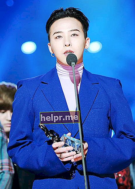 G-Dragon במהלך פרסי המוסיקה של גאון תרשים 2016