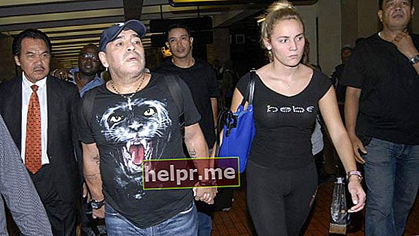 Diego Maradona amb la núvia Rocio Oliva a l'aeroport de Buenos Aires el 2012