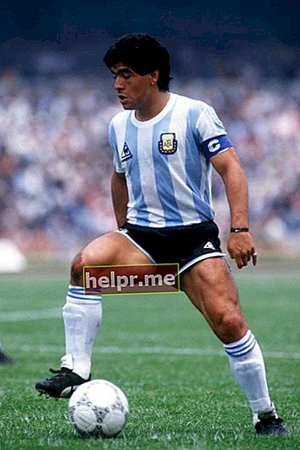 Diego Maradona controla la pilota durant un partit amistós amb l'Argentina el 1989