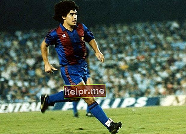 El jove Diego Maradona dispara en un partit de la Lliga amb el Barcelona el 1983