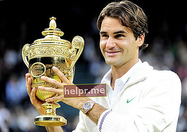 Roger Federer s peharom.