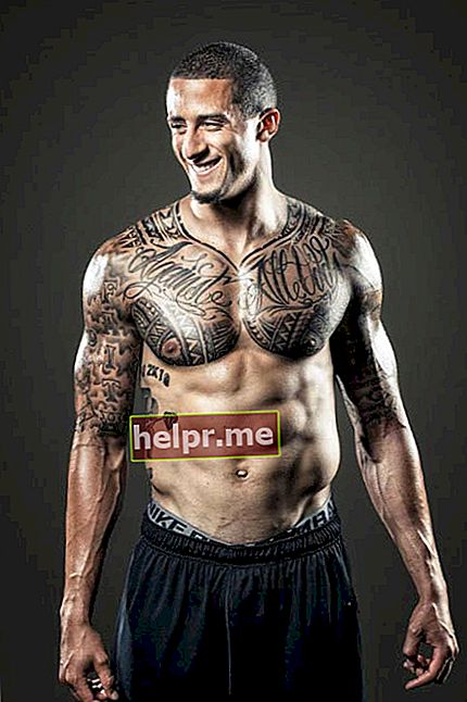 Ipinakita ni Colin Kaepernick ang kanyang napunit na katawan sa isang shirtless body photoshoot noong 2015