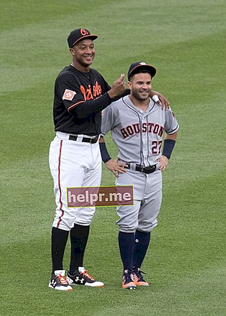José Altuve es veu en una imatge amb el jugador de beisbol professional holandès Jonathan Schoop durant un partit el 21 de juliol de 2017