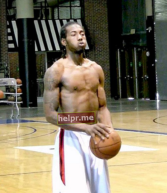 Kawhi Leonard cos sense camisa durant una sessió d'entrenament abans del Draft de l'NBA 2011