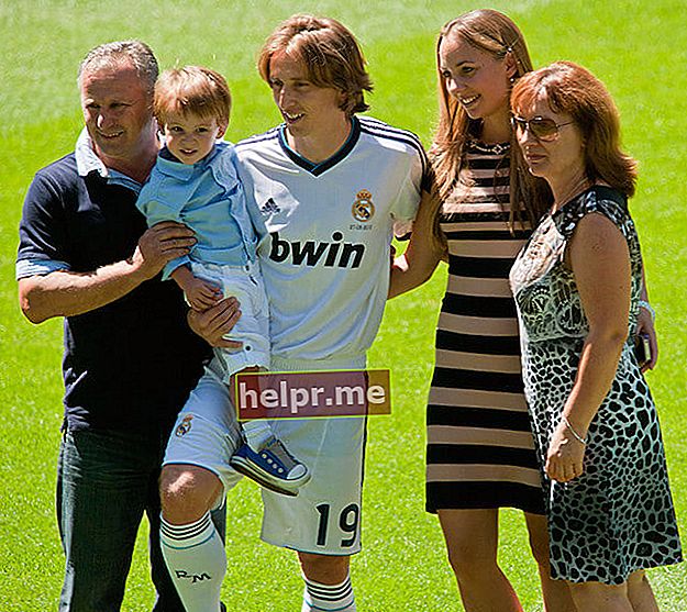 Luka Modric sosté el seu fill i posa amb la seva dona Vanja Bosnic i els seus pares durant la presentació de Luka com a nou jugador del Reial Madrid a l'Estadi Santiago Bernabeu el 27 d'agost de 2012 a Madrid, Espanya.