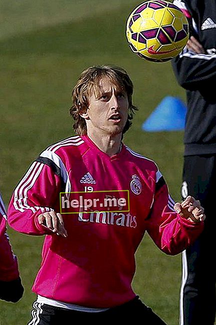 Luka Modric în acțiune în timpul unei sesiuni de antrenament la terenul de antrenament Valdebebas pe 20 februarie 2015 la Madrid, Spania