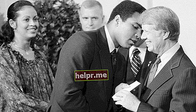 Muhammad Ali, însoțit de soția sa Veronica Porsche Ali, face schimb de saluturi cu președintele Jimmy Carter în timp ce participa la o cină de la Casa Albă care sărbătorește semnarea Tratatului Canalului Panama la Washington, D.C.