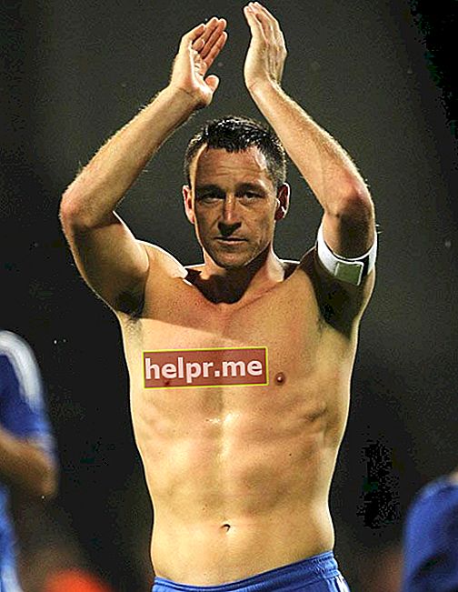 John Terry sin camisa reconoce a los aficionados del Chelsea fuera del partido europeo contra el Zilina 2010