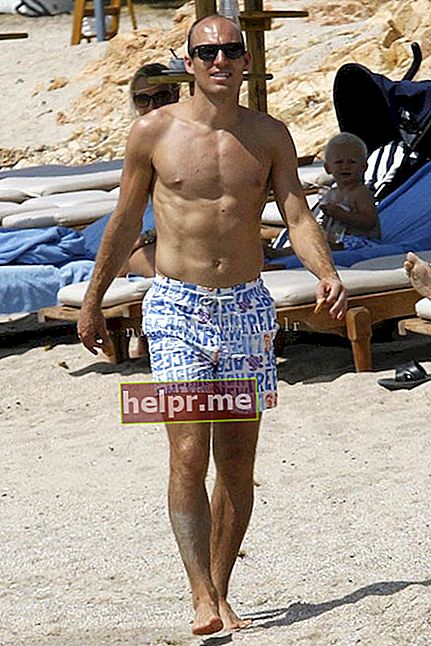 Arjen Robben plimbându-se pe plajă în timp ce își arăta marele corp