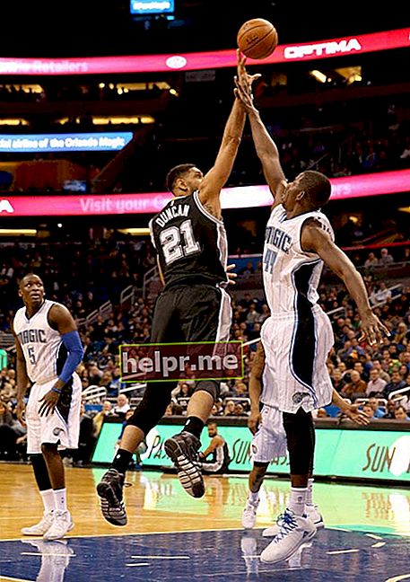 Tim Duncan en un intento de bandeja sobre Andrew Nicholson en un partido de San Antonio Spurs y Orlando Magic el 10 de febrero de 2016