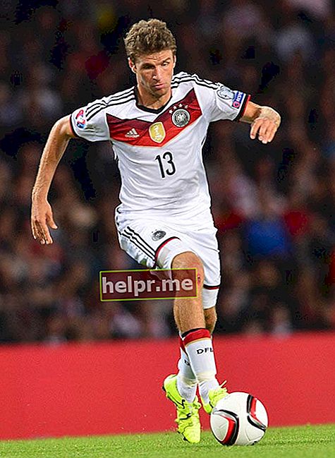 Thomas Muller cu mingea în timpul unui meci dintre Germania și Scoția pe 7 septembrie 2015