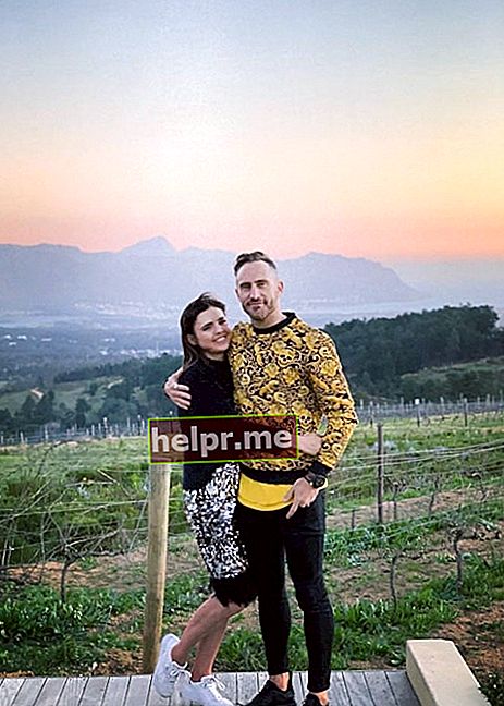 Faf du Plessis como se ve en una foto tomada con su esposa Imari Visser en julio de 2019