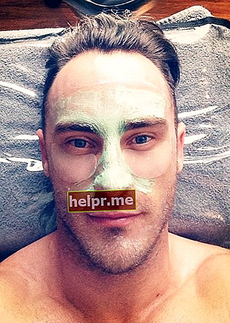Faf du Plessis como se ve en una selfie en primer plano de sí mismo tomándose un tiempo para hacer una rutina de cuidado de la piel en diciembre de 2014