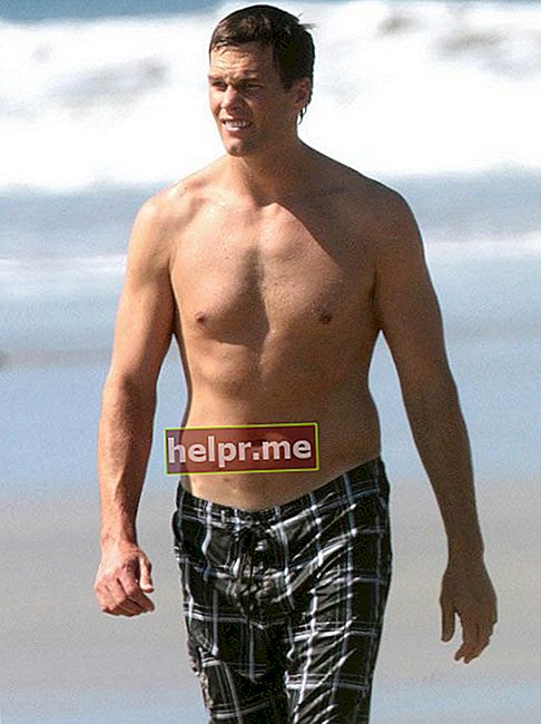 Tom Brady își arată trupul bufet pe o plajă din San Carlos, Costa Rica, în martie 2015