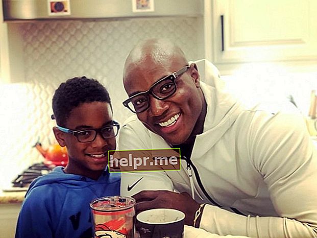 DeMarcus Ware como se ve con su hijo, DeMarcus Ware, II, disfrutando de sus 'Milkshake Sundays' en Southlake, Texas, Estados Unidos en febrero de 2019