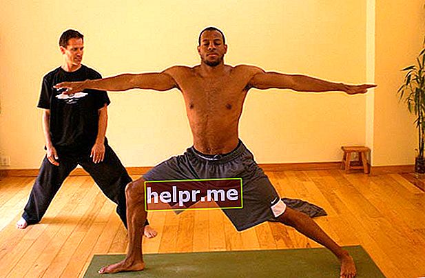 Andre Iguodala corp fără cămașă în timp ce practica yoga cu Kent Katich