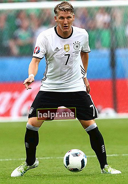 Bastian Schweinsteiger în acțiune în timpul unui meci din faza grupelor UEFA EURO 2016 dintre Germania și Irlanda de Nord pe 21 iunie 2016
