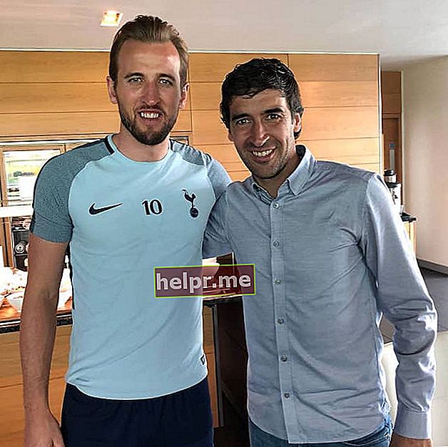 הארי קיין עם כדורגלן העבר הספרדי ראול גונזלס במאי 2018