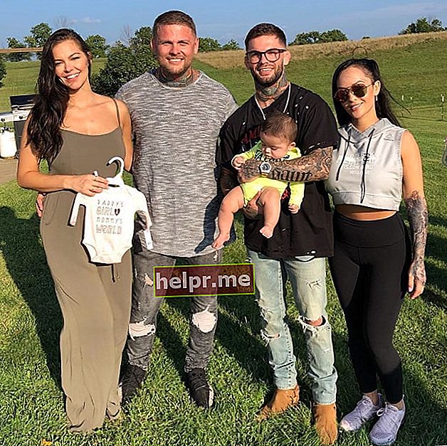 Cody Garbrandt ținându-și bebelușul într-o imagine cu familia în august 2018