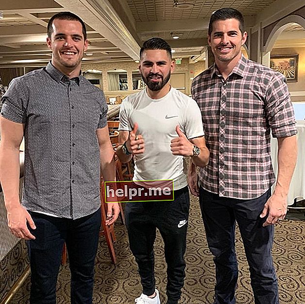 Derek Carr como se ve con el ex mariscal de campo de fútbol, ​​David Carr (derecha), y el boxeador profesional, José Ramírez (centro), en marzo de 2019.