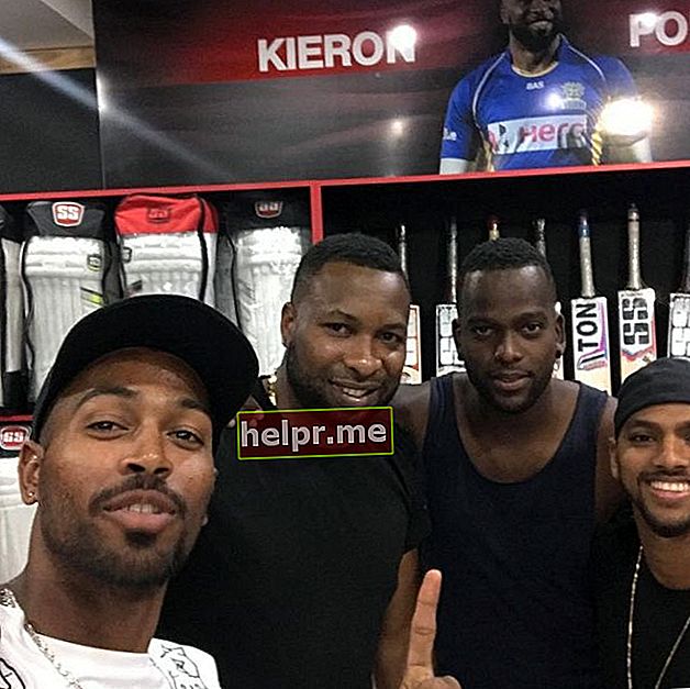 Kieron posando com outros jogadores Hardik Pandya, Kevon Cooper e Nicholas Pooran em junho de 2017