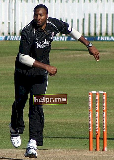 2010 में टुनटन में एसेक्स के खिलाफ फ्रेंड्स प्रोविडेंट टी20 मैच में समरसेट के लिए गेंदबाजी करते हुए किरोन पोलार्ड