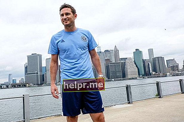 Frank Lampard pozează pentru camere la dezvelirea sa la clubul MLS New York City FC