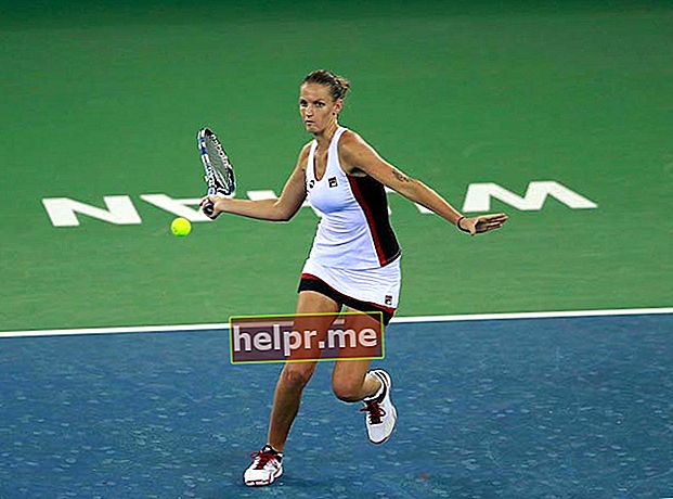 Karolina Pliskova juega de derecha durante un partido contra Lucie Safarova en el Dongfeng Motor Wuhan Open 2016