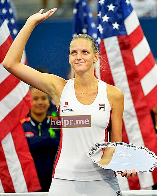 Karolina Pliskova tiene el premio por un segundo lugar en el US Open 2016 después de perder ante Angelique Kerber de Alemania en la final.
